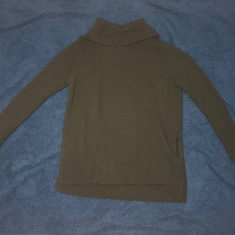 Hunter Green High-Low Turtleneck
